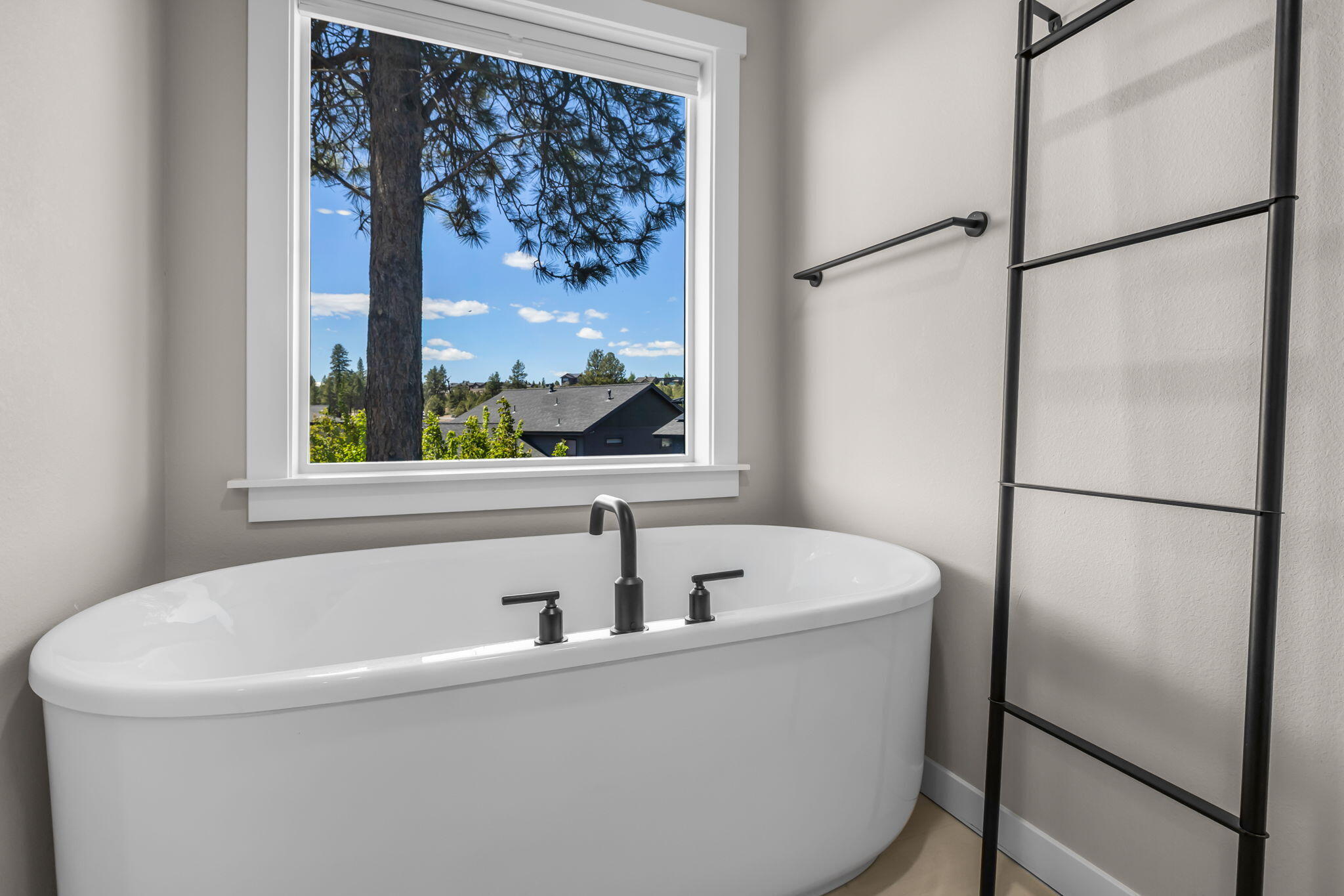 61197 Southwest Beverly Way Bend Bend, OR 97702 - Photo 24 of 32 Soaking Tub