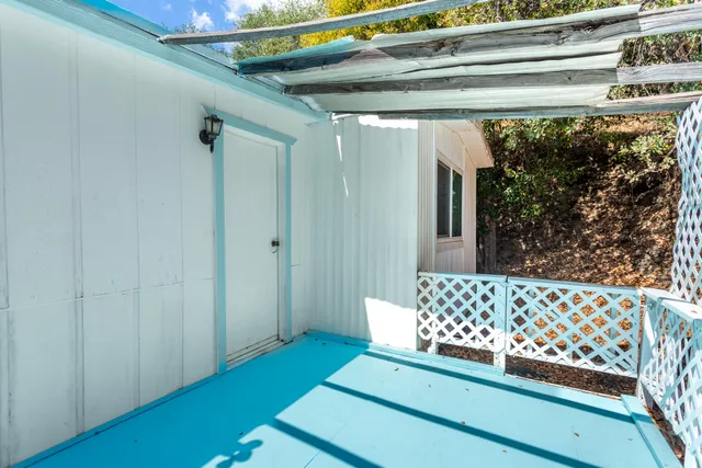 a view of back yard of the house