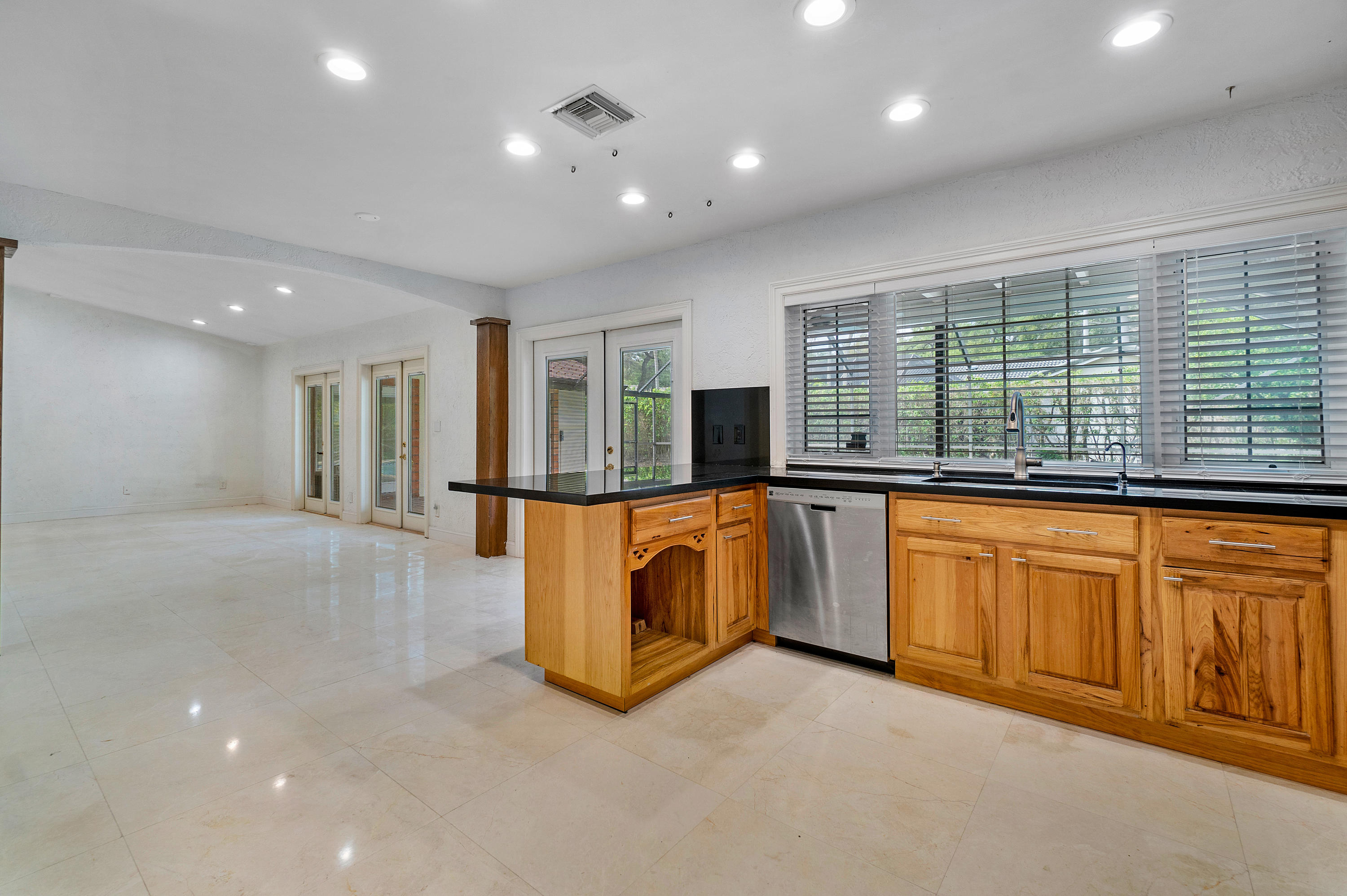 20777 Soneto Drive Boca Raton, FL 33433 - Photo 11 of 28 011-20777SonetoDr-BocaRaton-FL-full