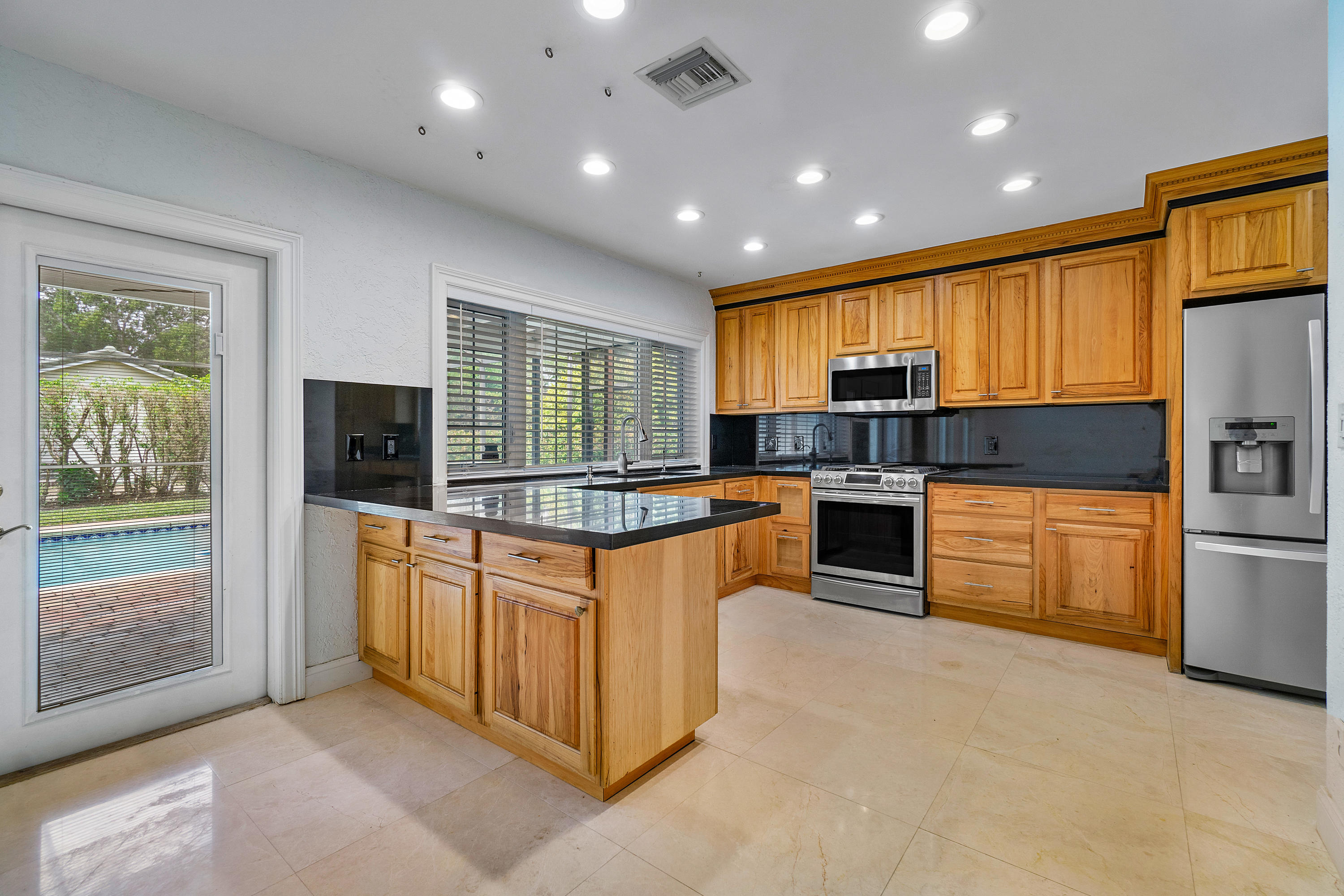 20777 Soneto Drive Boca Raton, FL 33433 - Photo 10 of 28 010-20777SonetoDr-BocaRaton-FL-full
