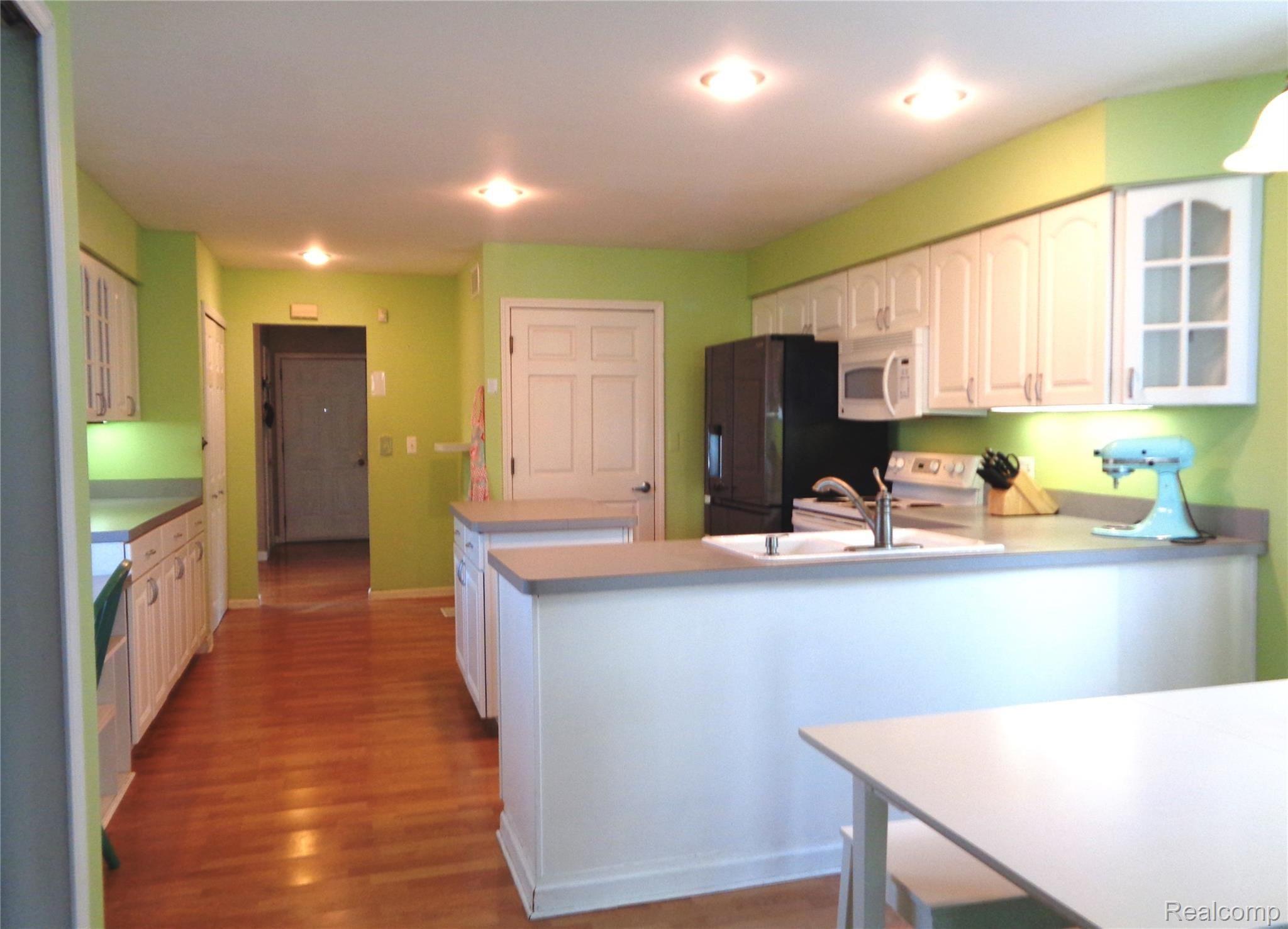 335 Red Oak Lane Rochester, MI 48307 - Photo 6 of 19 Cabinets Galore