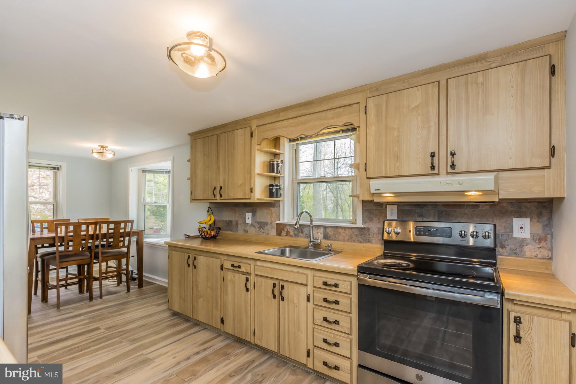 1039 Cardinal Road Audubon, PA 19403 - Photo 11 of 40 Stone Tiled Backsplash in Kitchen