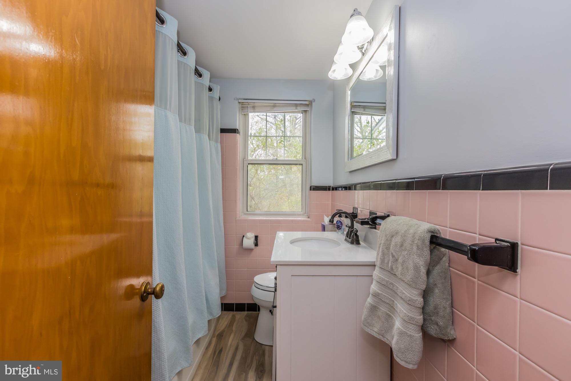 1039 Cardinal Road Audubon, PA 19403 - Photo 22 of 40 Full Bathroom with Shower Tub on Main Floor