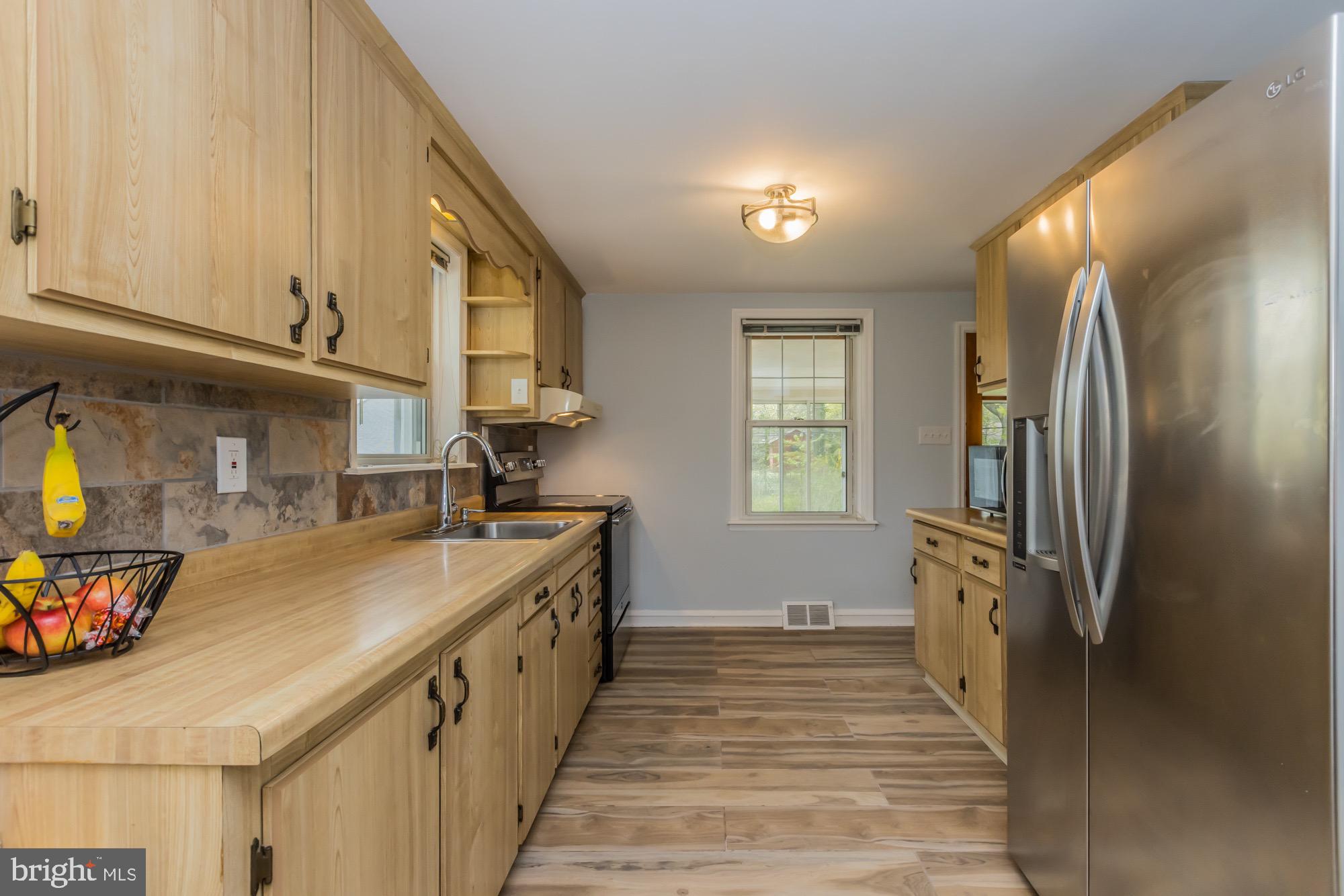 1039 Cardinal Road Audubon, PA 19403 - Photo 10 of 40 Kitchen with Tile Floors