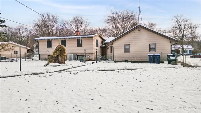 $379,900 | 15530 West Wildwood Court, Libertyville, IL 60048