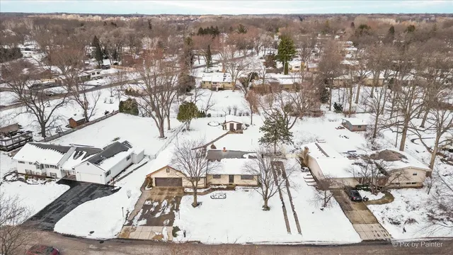 $379,900 | 15530 West Wildwood Court, Libertyville, IL 60048