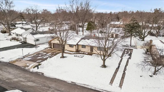 $379,900 | 15530 West Wildwood Court, Libertyville, IL 60048