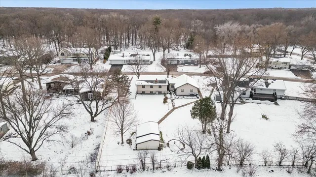 $379,900 | 15530 West Wildwood Court, Libertyville, IL 60048