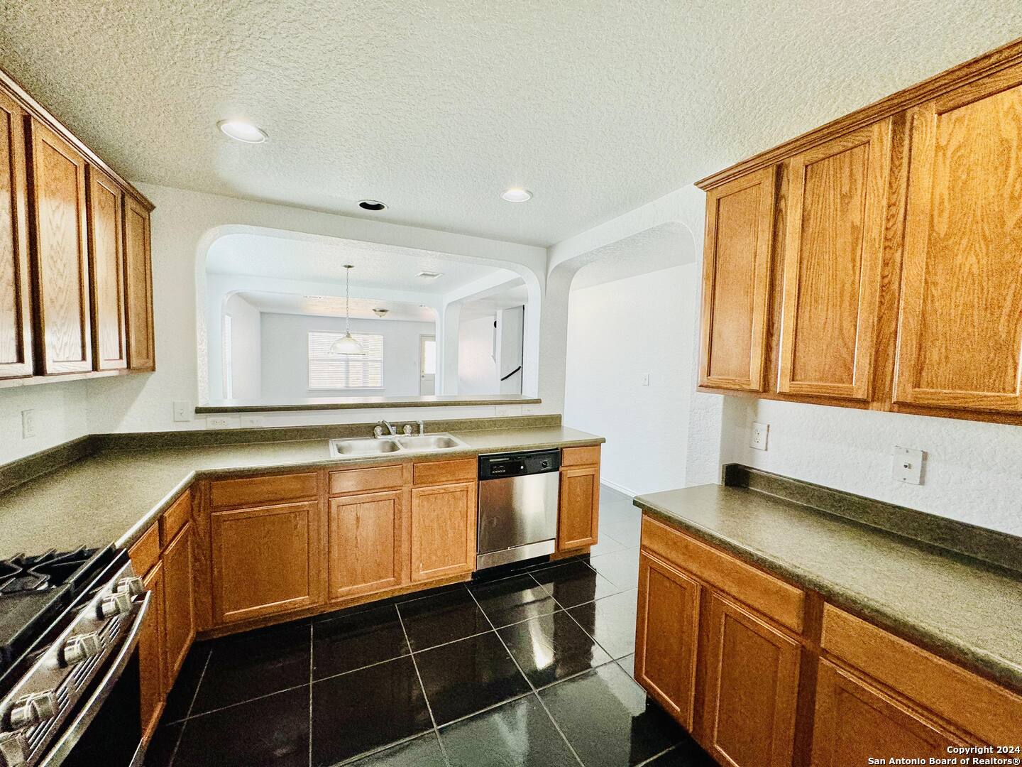 12139 Patton Point San Antonio, TX 78254 - Photo 10 of 34 a bathroom with a sink a mirror and a bathtub