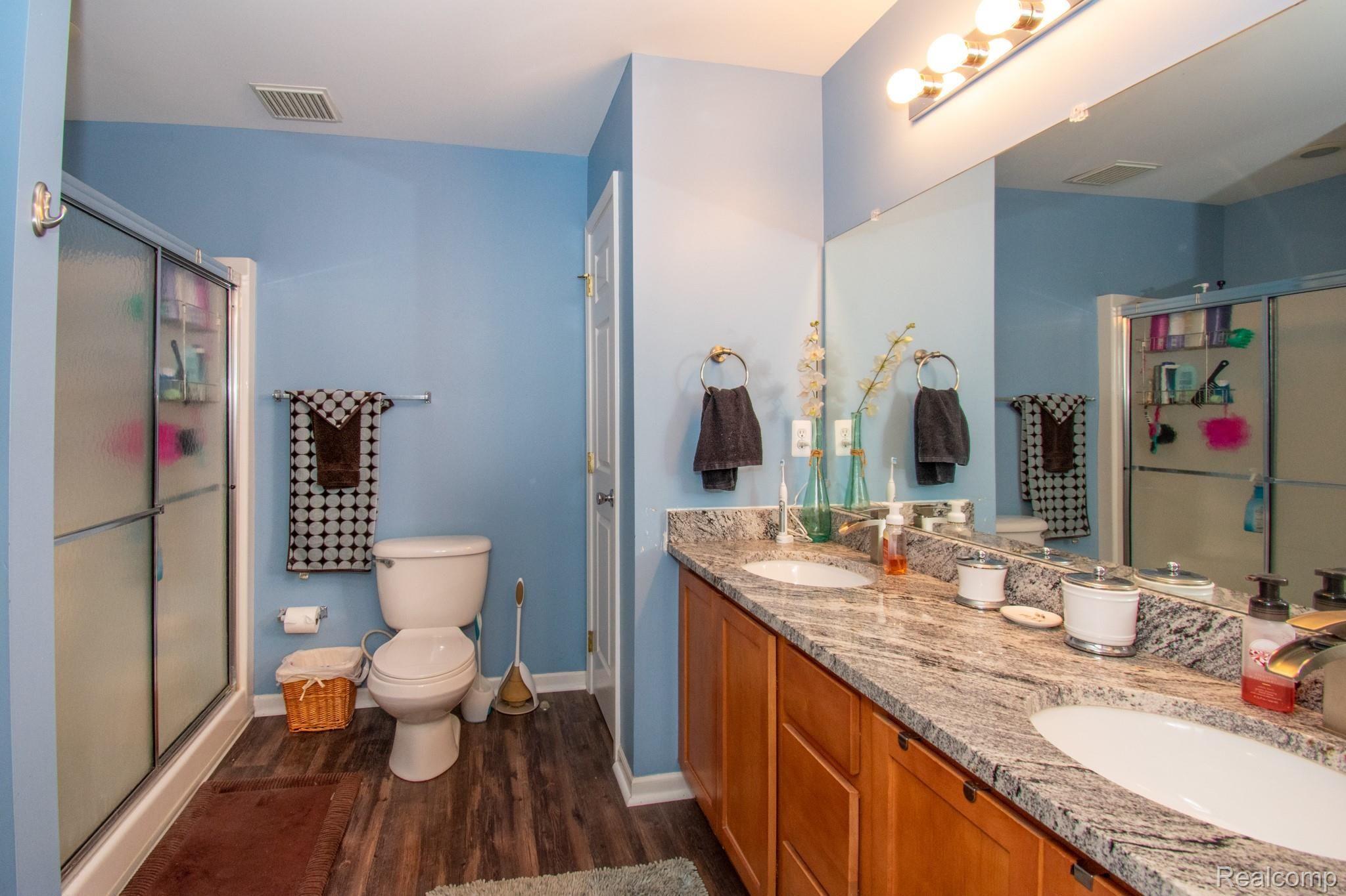 11878 Farmington Road Livonia, MI 48150 - Photo 16 of 26 Master Bathroom.jpg