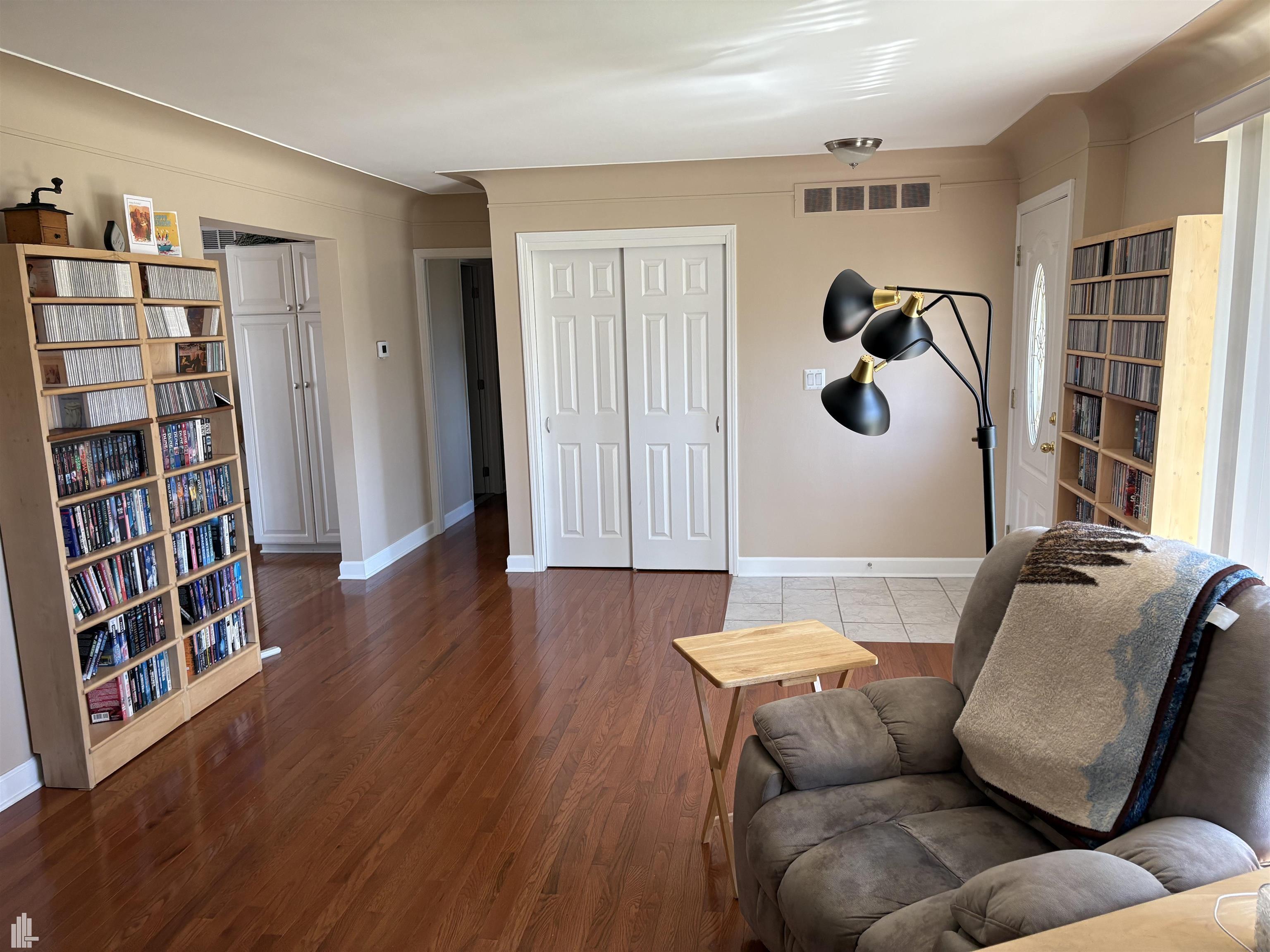 14867 21 Mile Road Utica, MI 48315 - Photo 4 of 44 Living Room