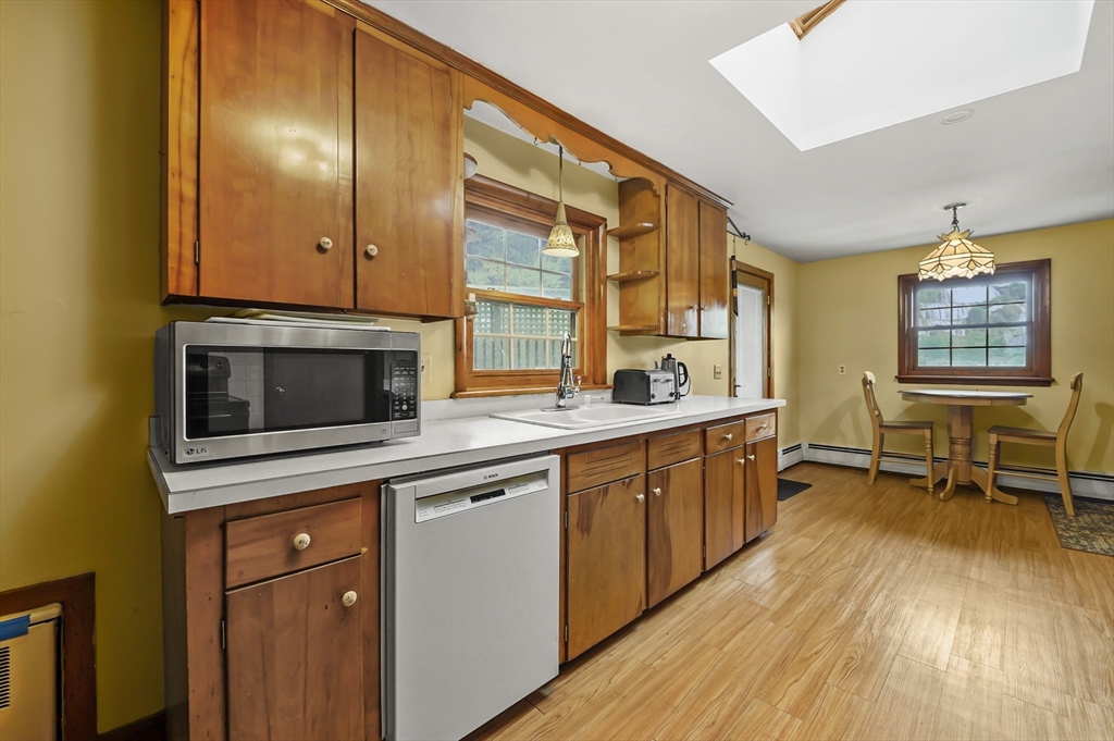 577 Grove Street Worcester, MA 01605 - Photo 7 of 39