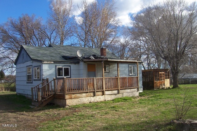 10840 Hughes Road Yakima, WA 98903 - Photo 2 of 8 a house that has a tree in front of it