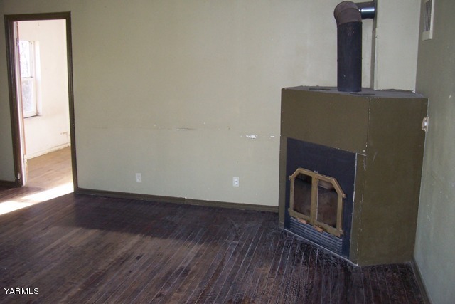 10840 Hughes Road Yakima, WA 98903 - Photo 6 of 8 a view of a livingroom with wooden floor