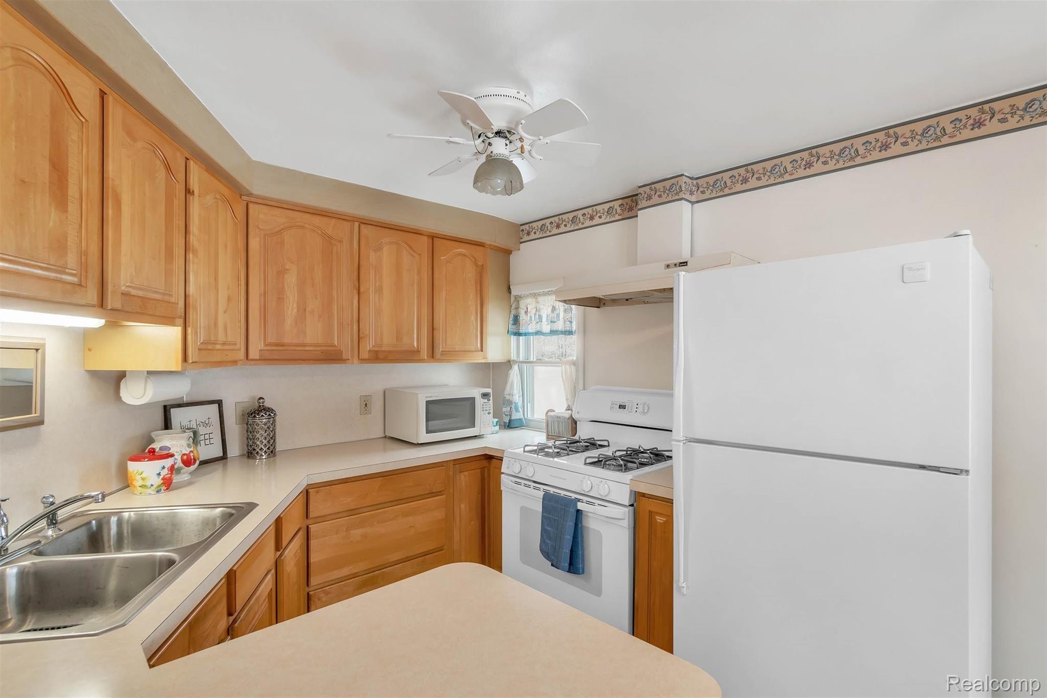 5284 West Carpenter Road Flint, MI 48504 - Photo 11 of 31 12-5284 W Carpenter Rd-WindowStill-Real-Estate-Photography-11.jpg