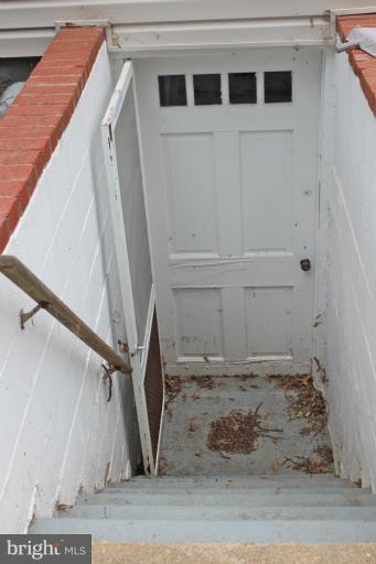 6722 Queens Road Alexandria, VA 22306 - Photo 9 of 28 Exterior (Rear)