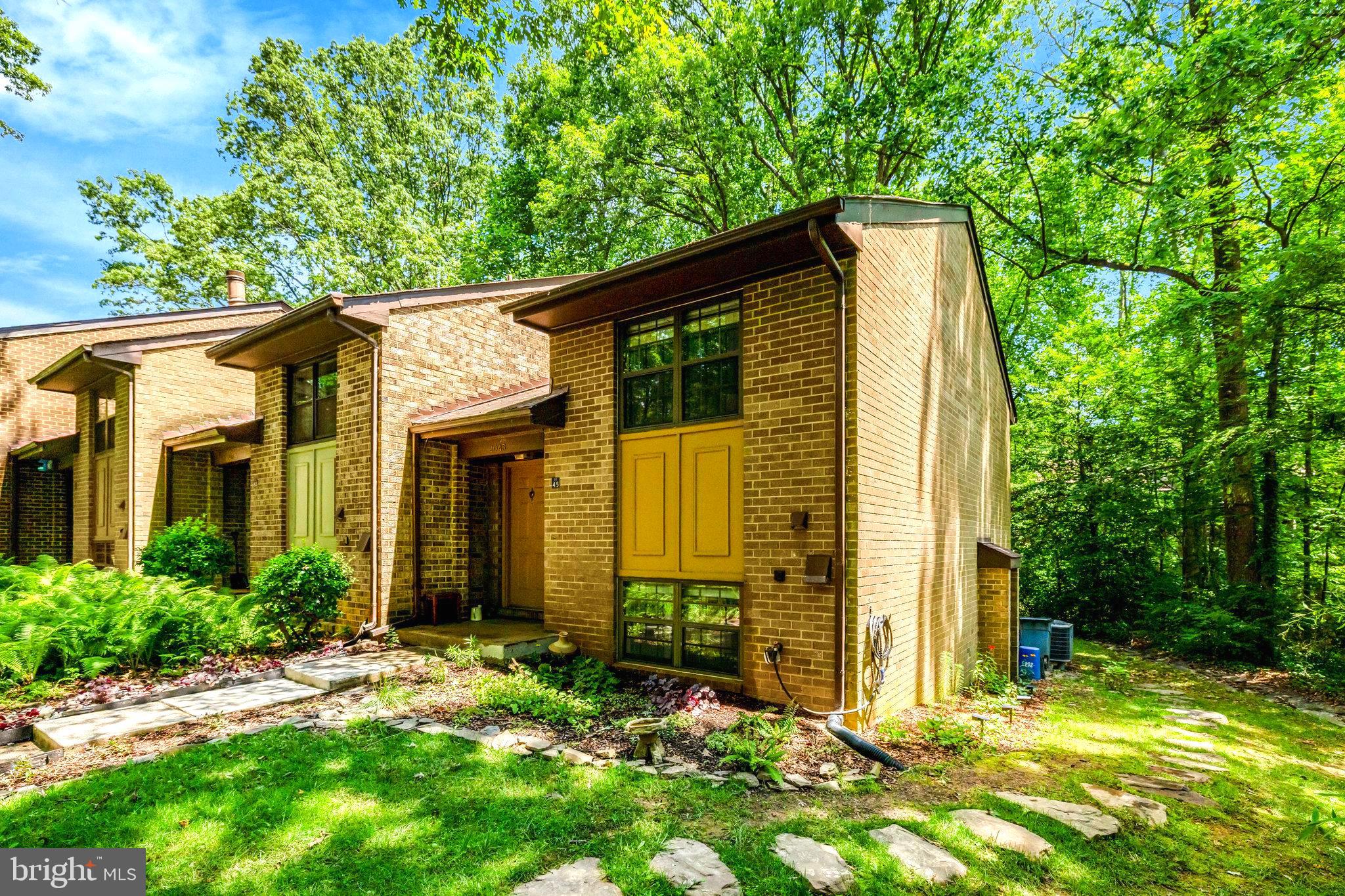 2045 Headlands Circle Reston, VA 20191 - Photo 4 of 32 a view of a house with backyard