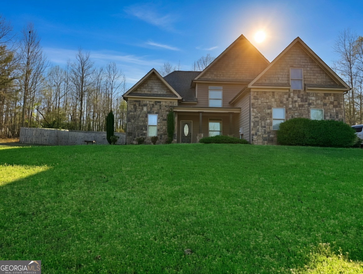a view of a yard in front of a house