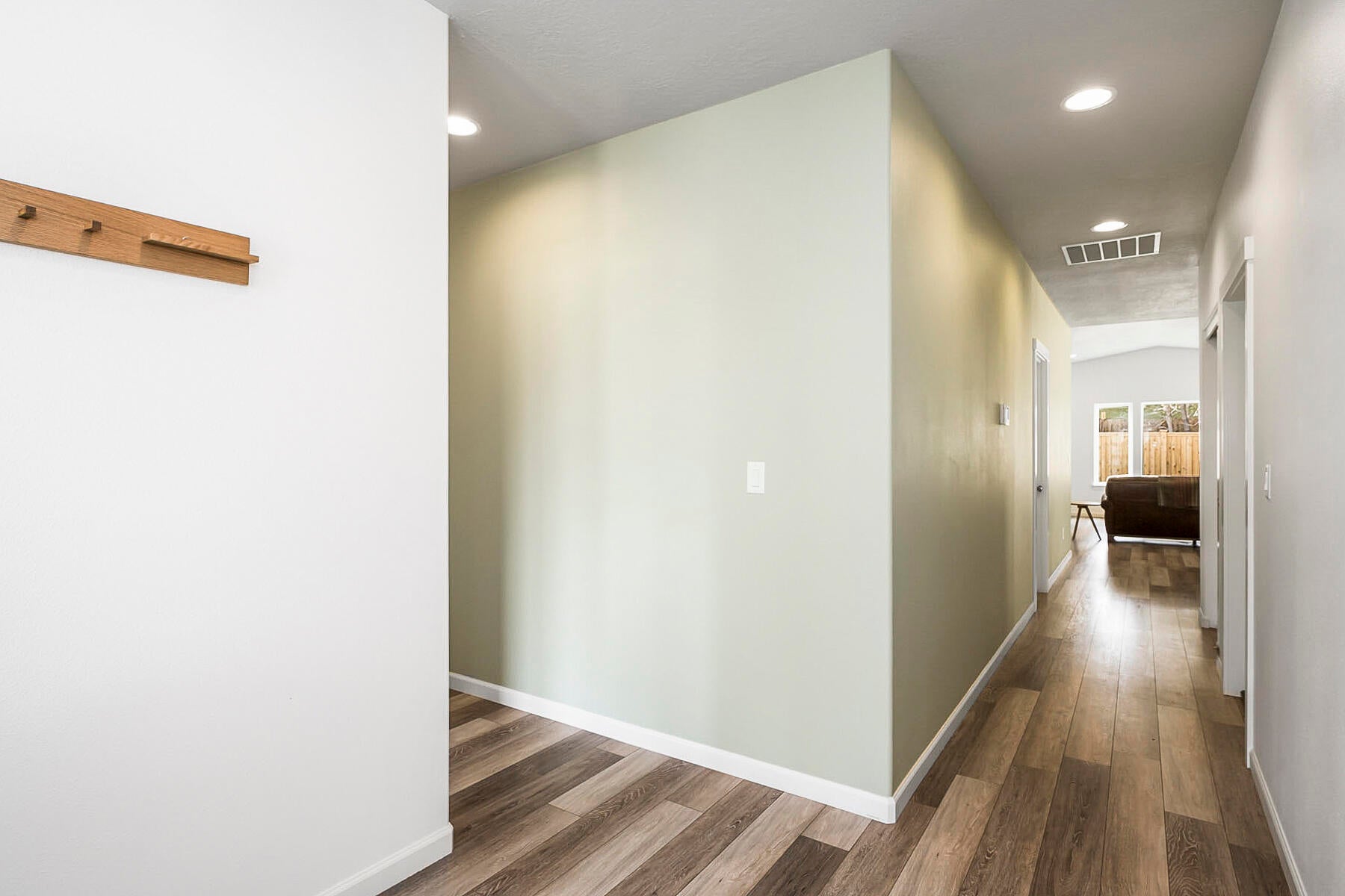723 Northwest Rimrock Drive Redmond, OR 97756 - Photo 5 of 35 Entry