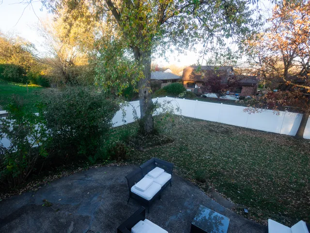 a view of a back yard