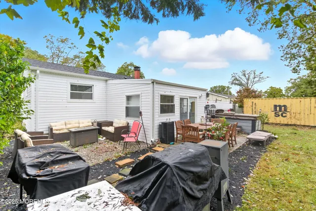 a view of a dinning table and chairs in patio