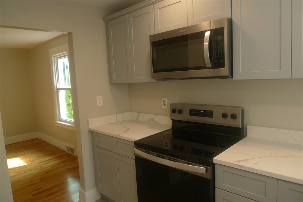 39 Undine Circle Springfield, MA 01109 - Photo 8 of 21