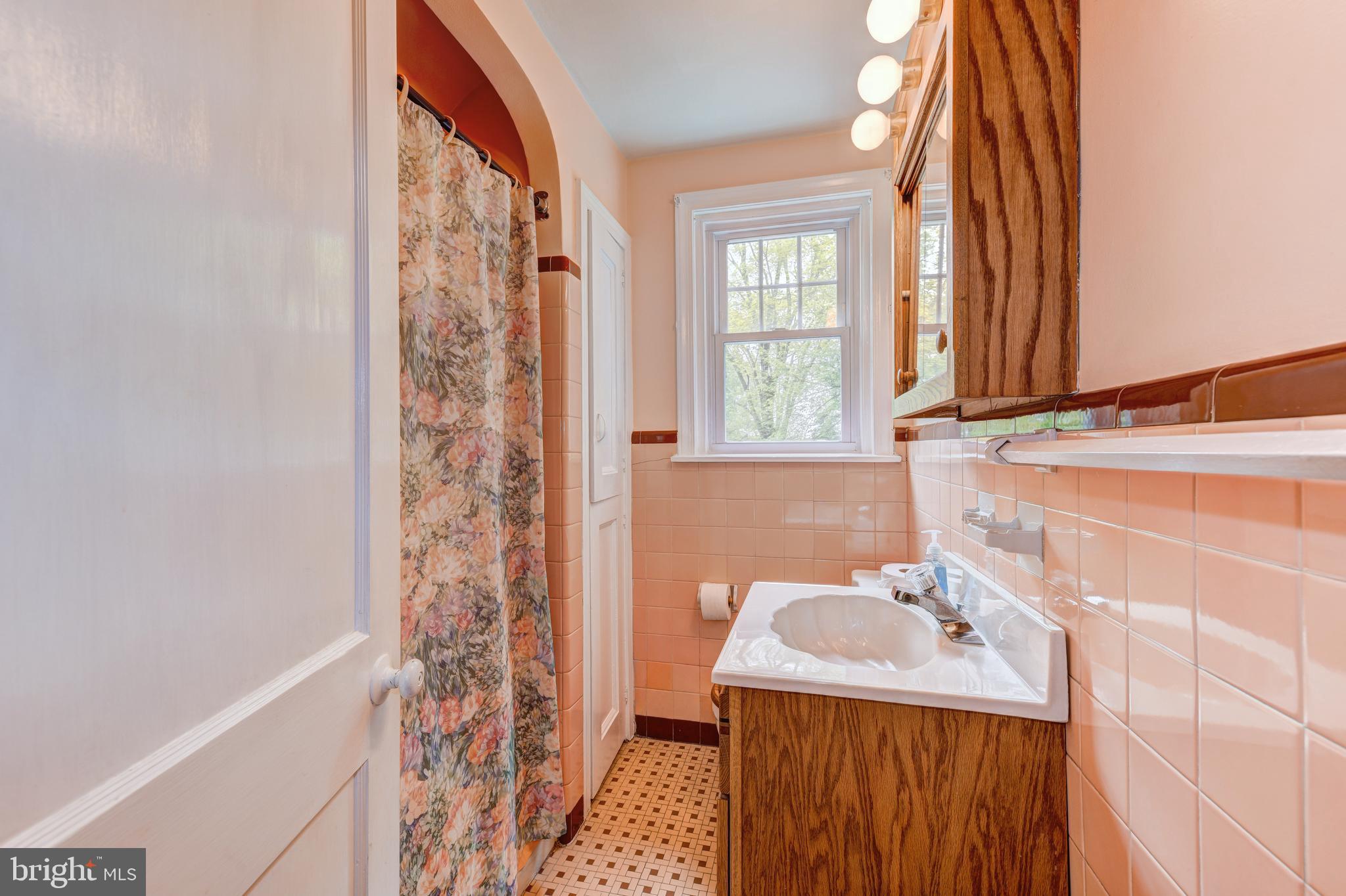 2328 Upper Barness Road Warrington, PA 18976 - Photo 23 of 34 2nd Floor Full Bath