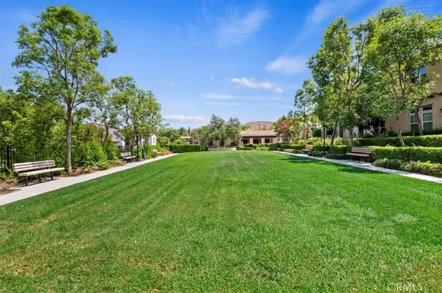 a sign that is sitting on a brick wall