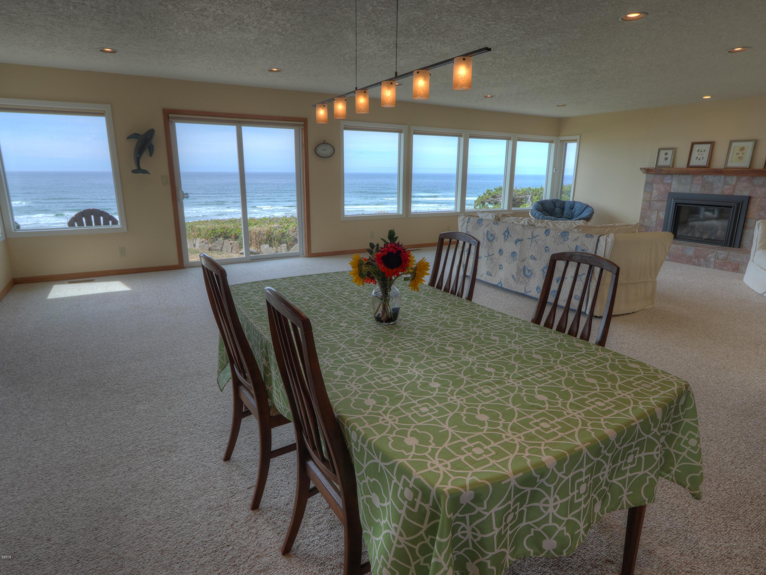 1032 Southwest Mark Street Newport, OR 97365 - Photo 8 of 37 Dining
