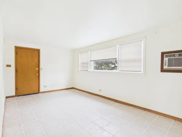 $1,500 | 755 Dulles Road, Unit A, Des Plaines, IL 60016