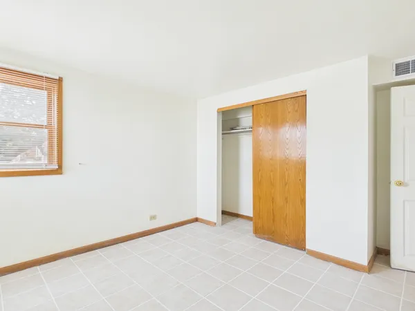 $1,500 | 755 Dulles Road, Unit A, Des Plaines, IL 60016