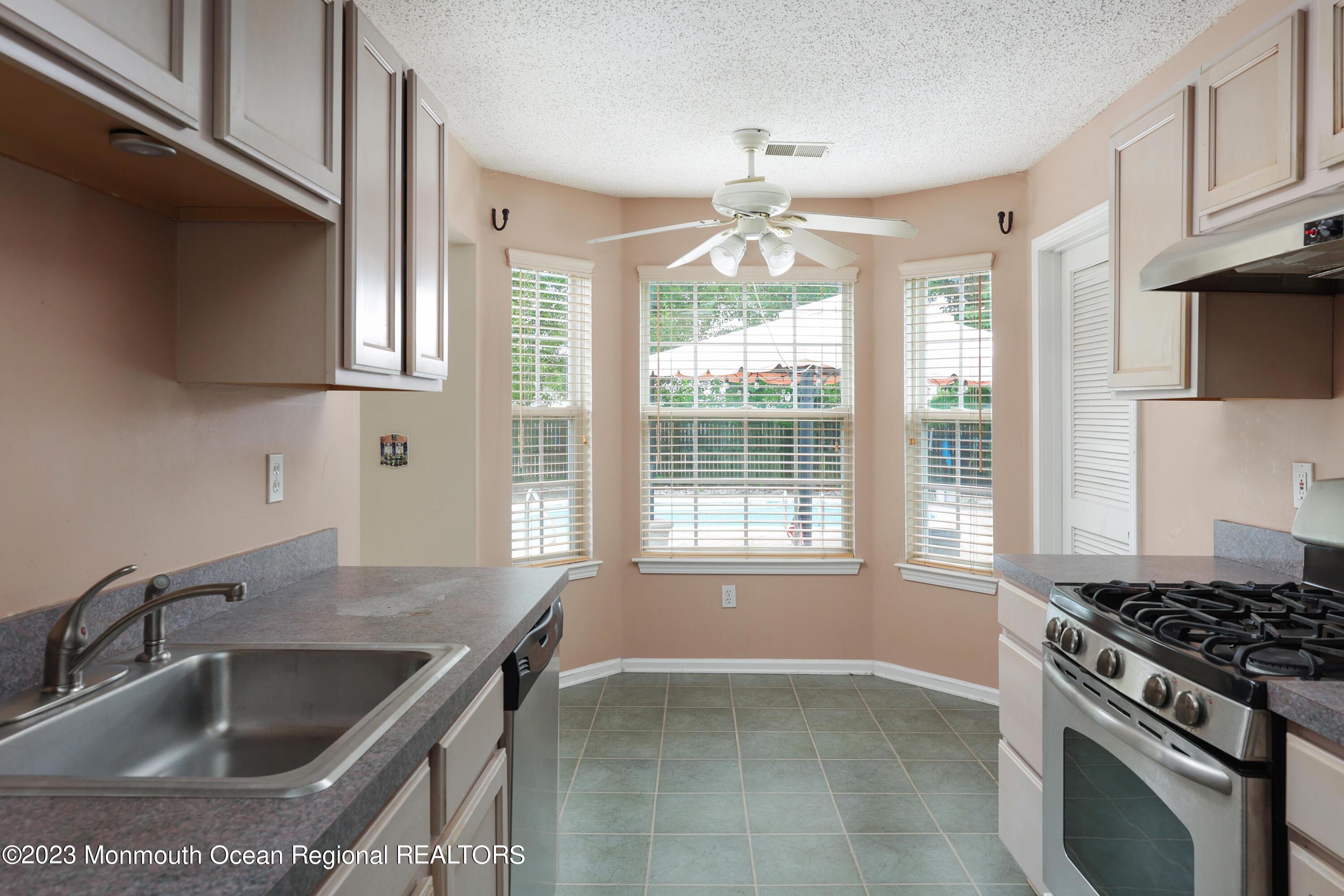 15 Bryce Canyon Road Howell, NJ 07731 - Photo 6 of 25 758A5556