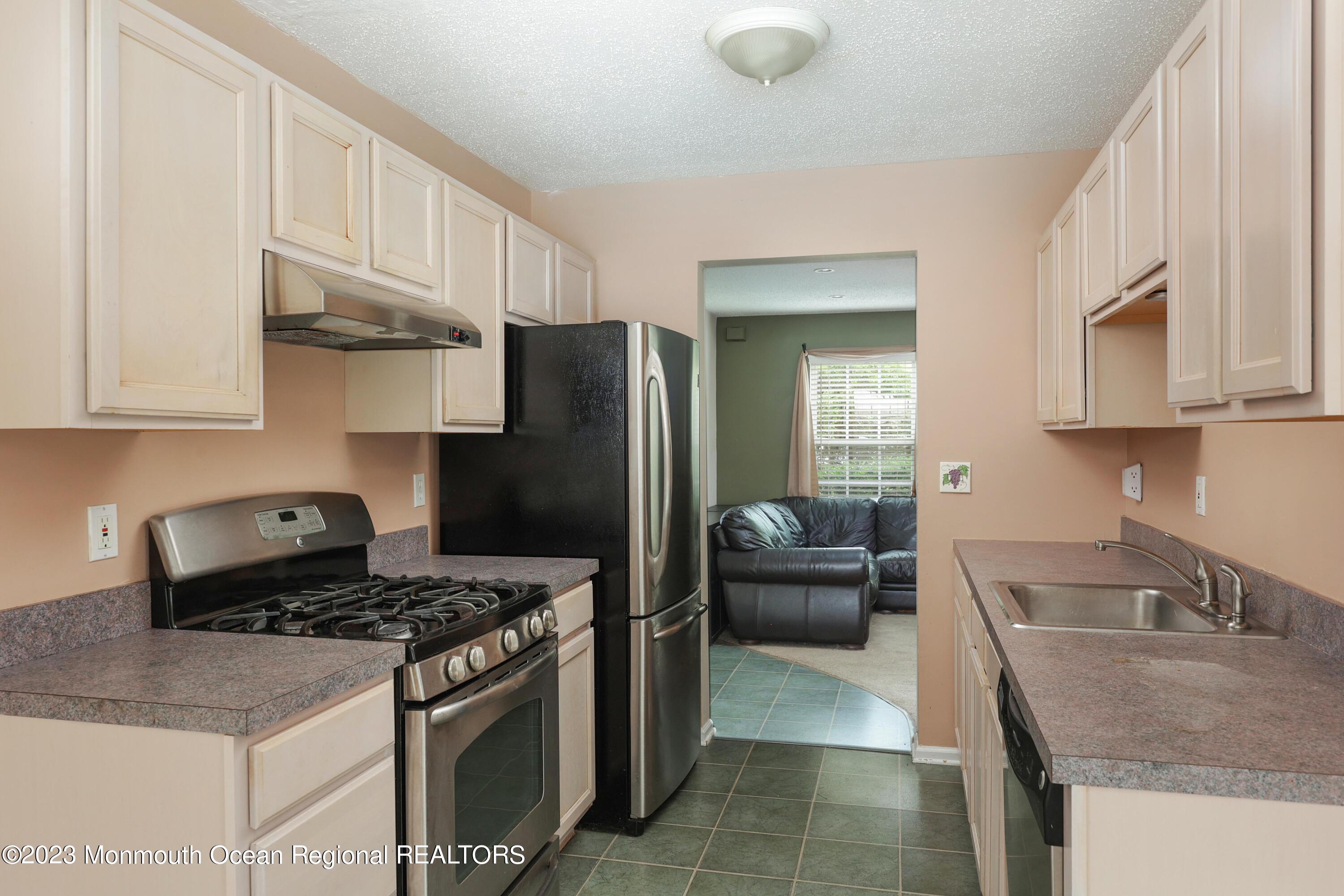 15 Bryce Canyon Road Howell, NJ 07731 - Photo 8 of 25 758A5564