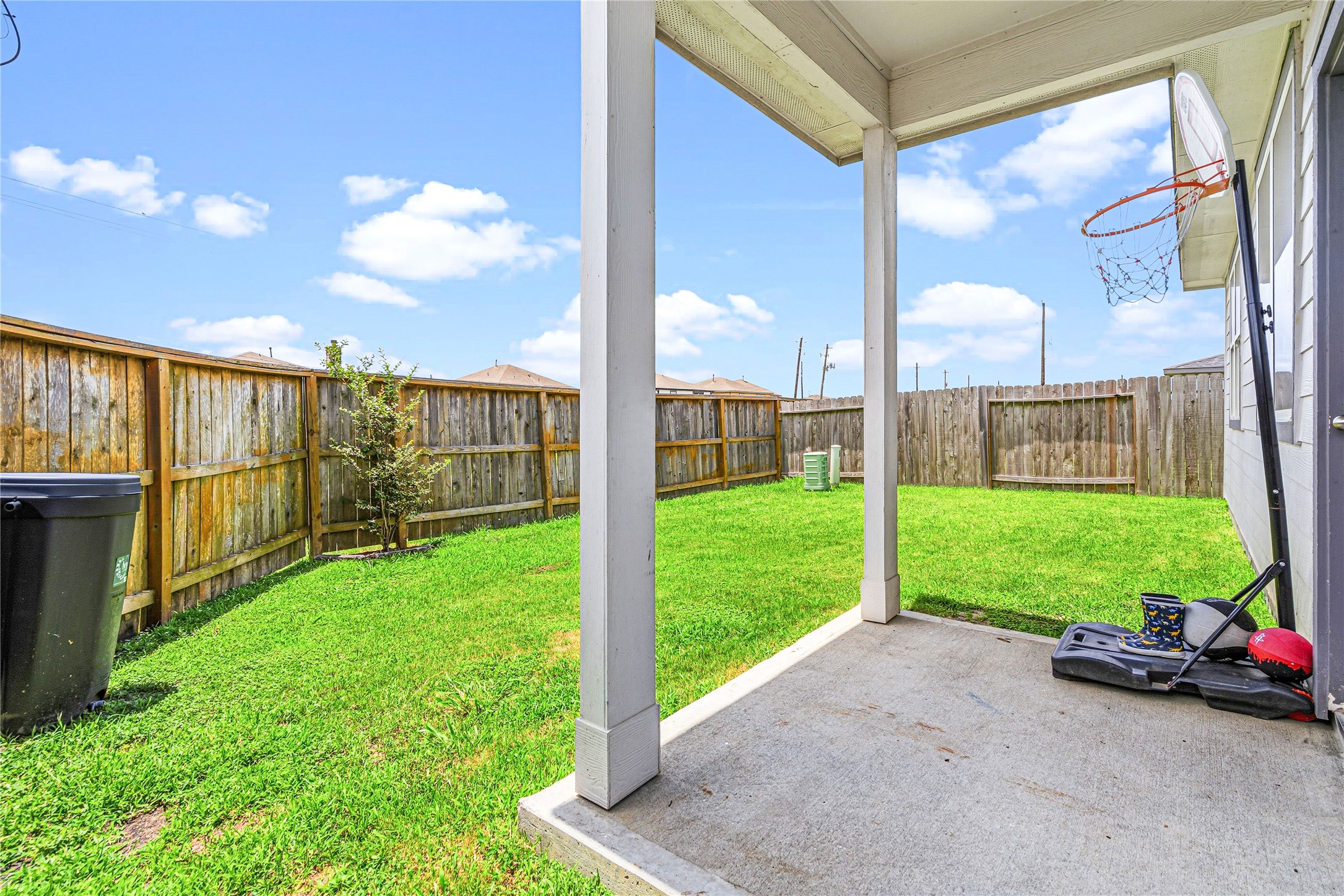 12566 Fleet River Road Houston, TX 77047 - Photo 24 of 30 Covered patio