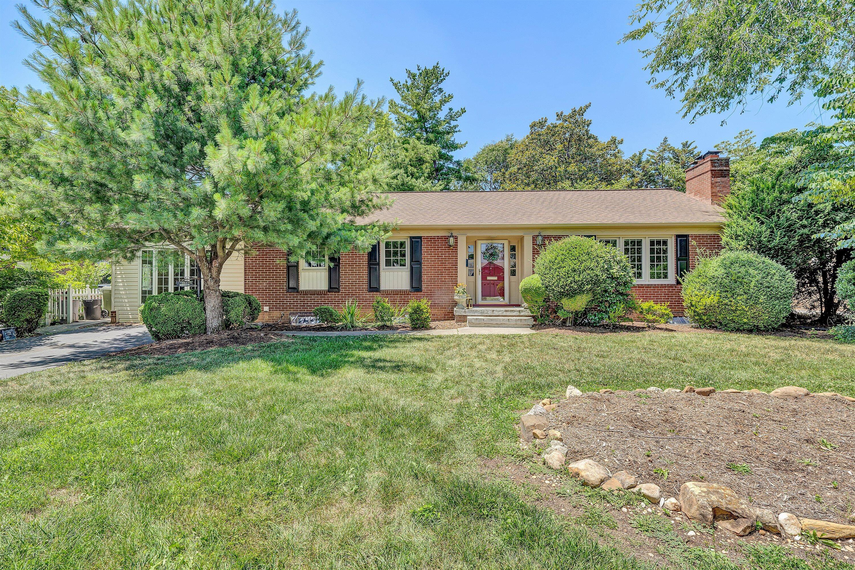 423 Highfield Road Salem, VA 24153 - Photo 1 of 45 01-DSC08995
