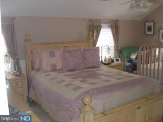 421 Lynbrooke Road Springfield, PA 19064 - Photo 5 of 6 a spacious bedroom with a bed and a window