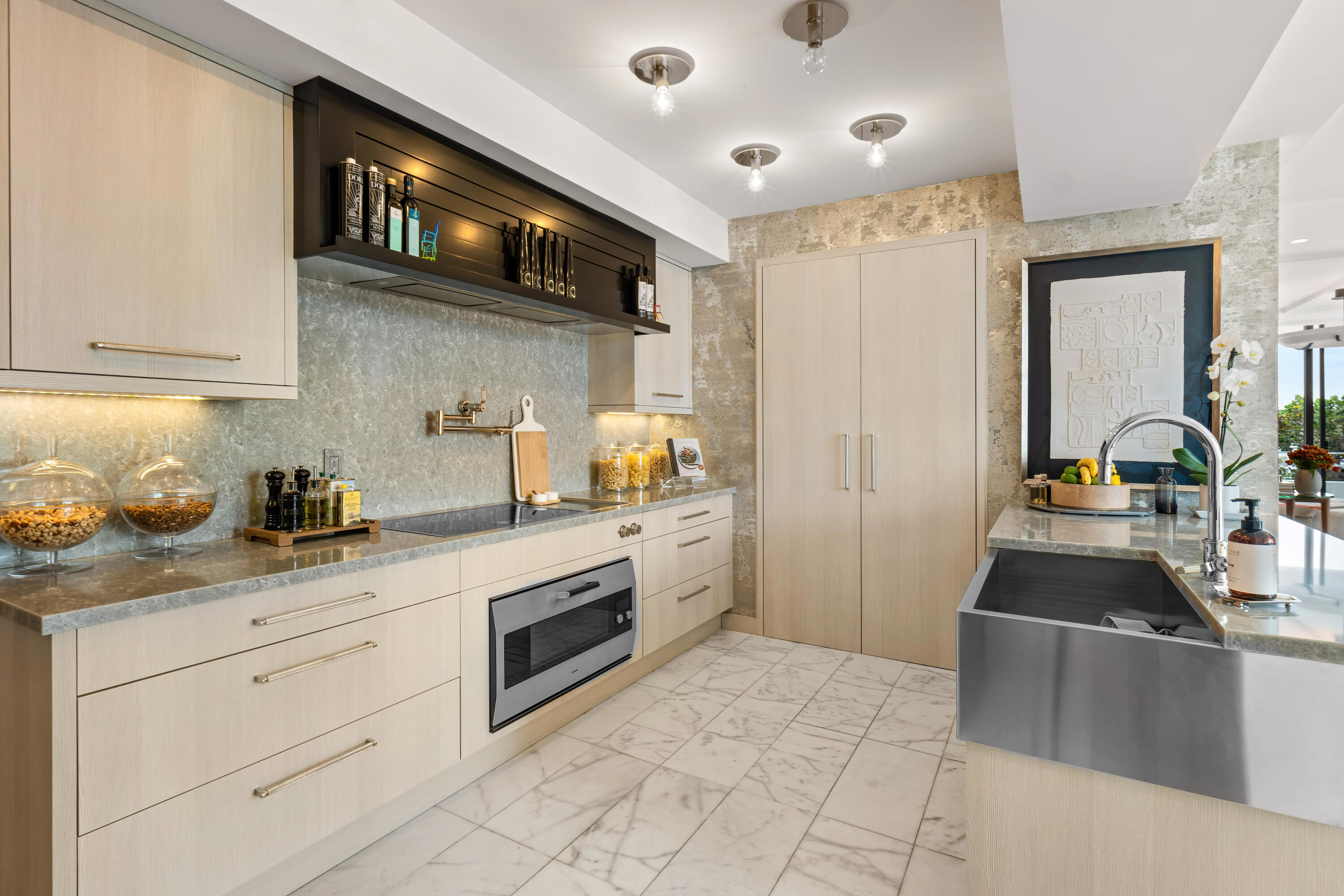 2150 Ibis Isle Road, Unit 8 Palm Beach, FL 33480 - Photo 9 of 29 Kitchen & Pantry