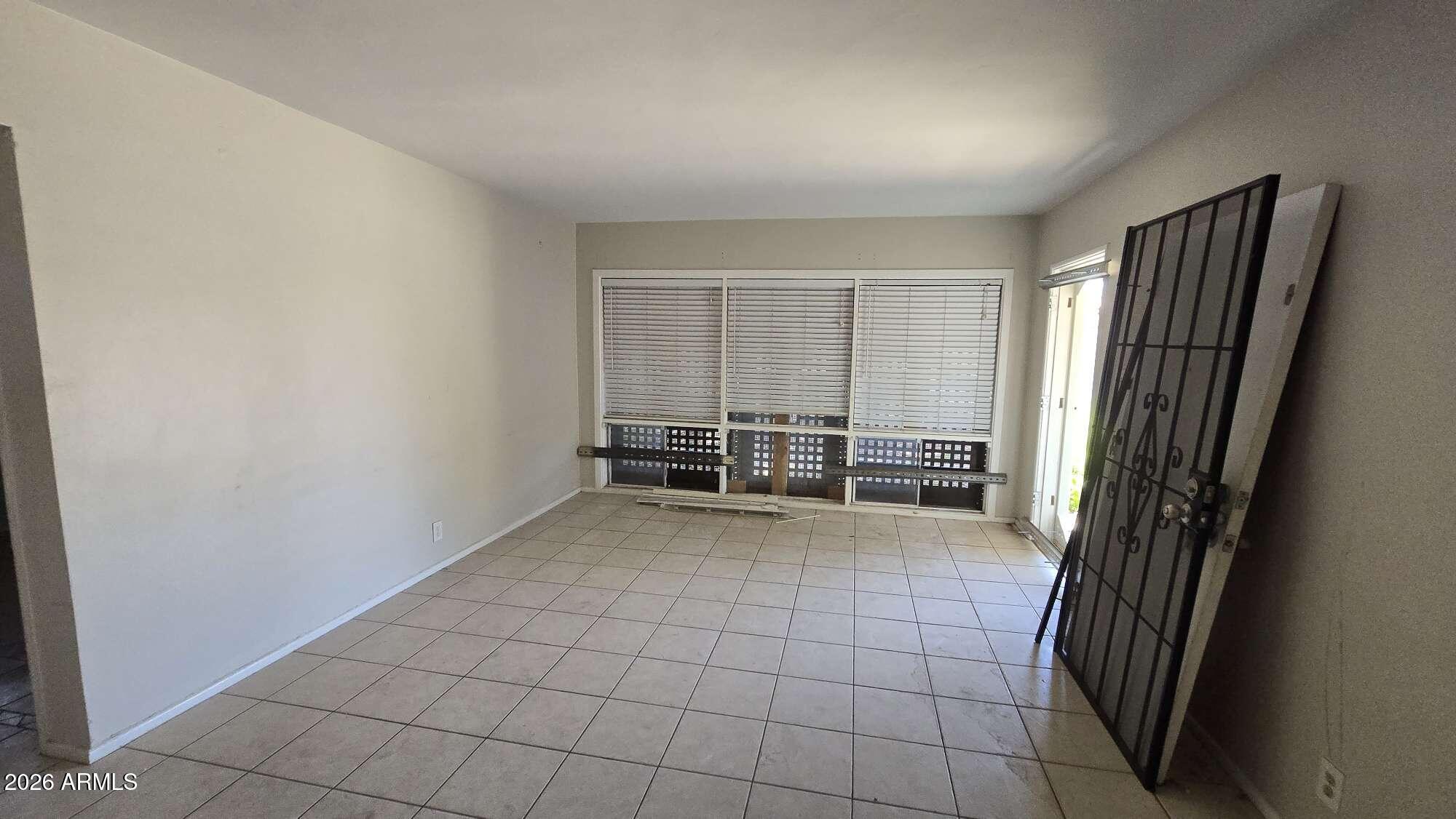 834 West Osborn Road Phoenix, AZ 85013 - Photo 5 of 45 an empty room with windows