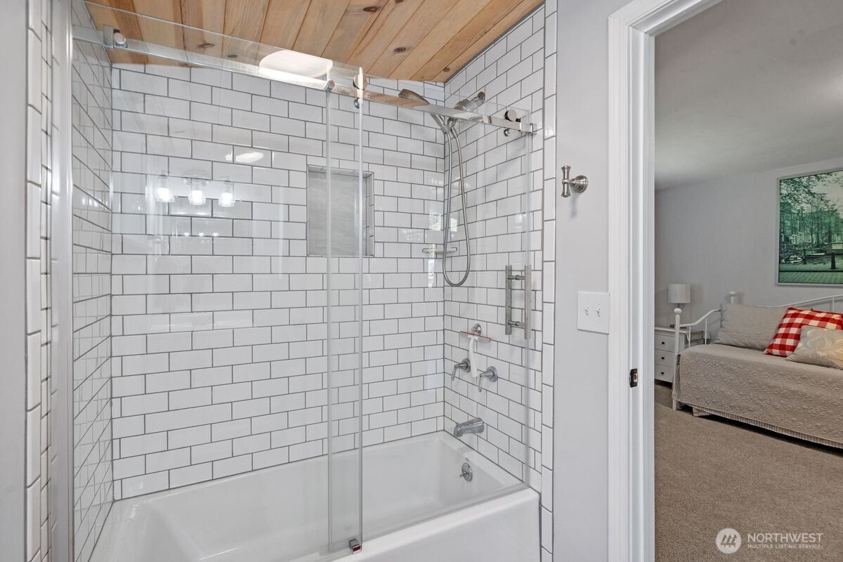 560 Mountain Trail Road Brinnon, WA 98320 - Photo 27 of 40 a bathroom with a bathtub
