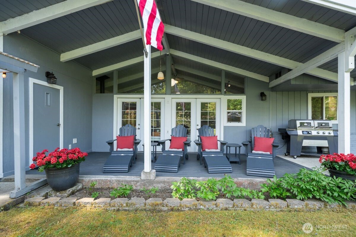 560 Mountain Trail Road Brinnon, WA 98320 - Photo 30 of 40 a living room with furniture and a potted plant