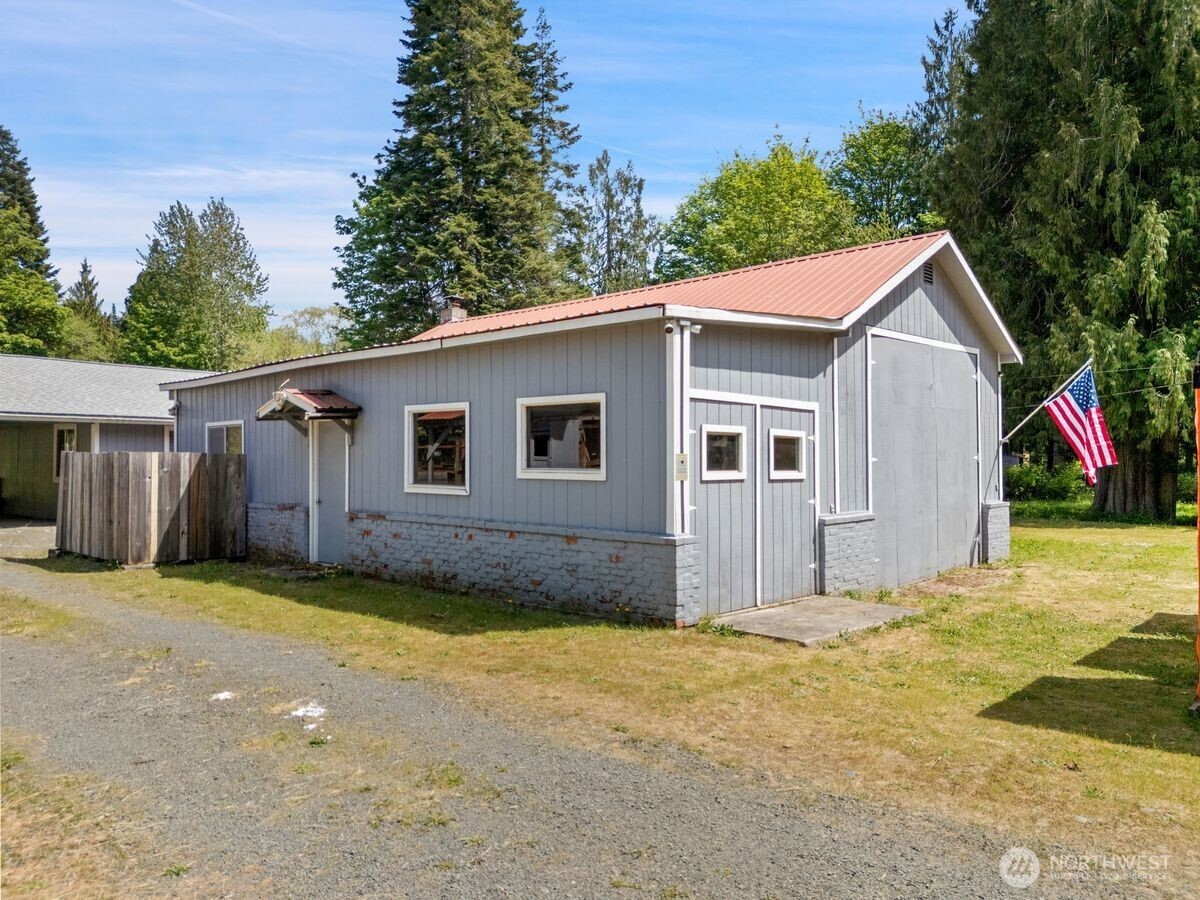 560 Mountain Trail Road Brinnon, WA 98320 - Photo 4 of 40 a backyard of a house