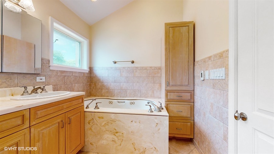 240 Hibbard Road Wilmette, IL 60091 - Photo 20 of 42 a utility room with dryer and washer