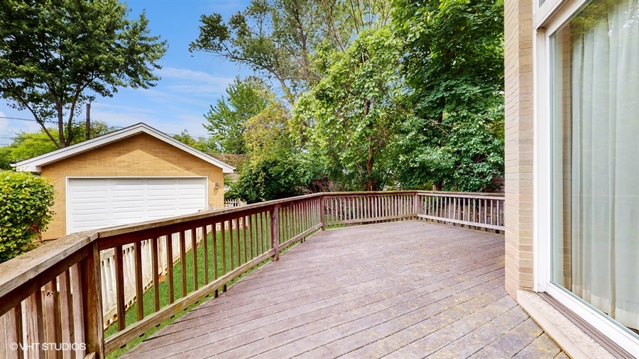 240 Hibbard Road Wilmette, IL 60091 - Photo 38 of 42 a view of balcony with a garden