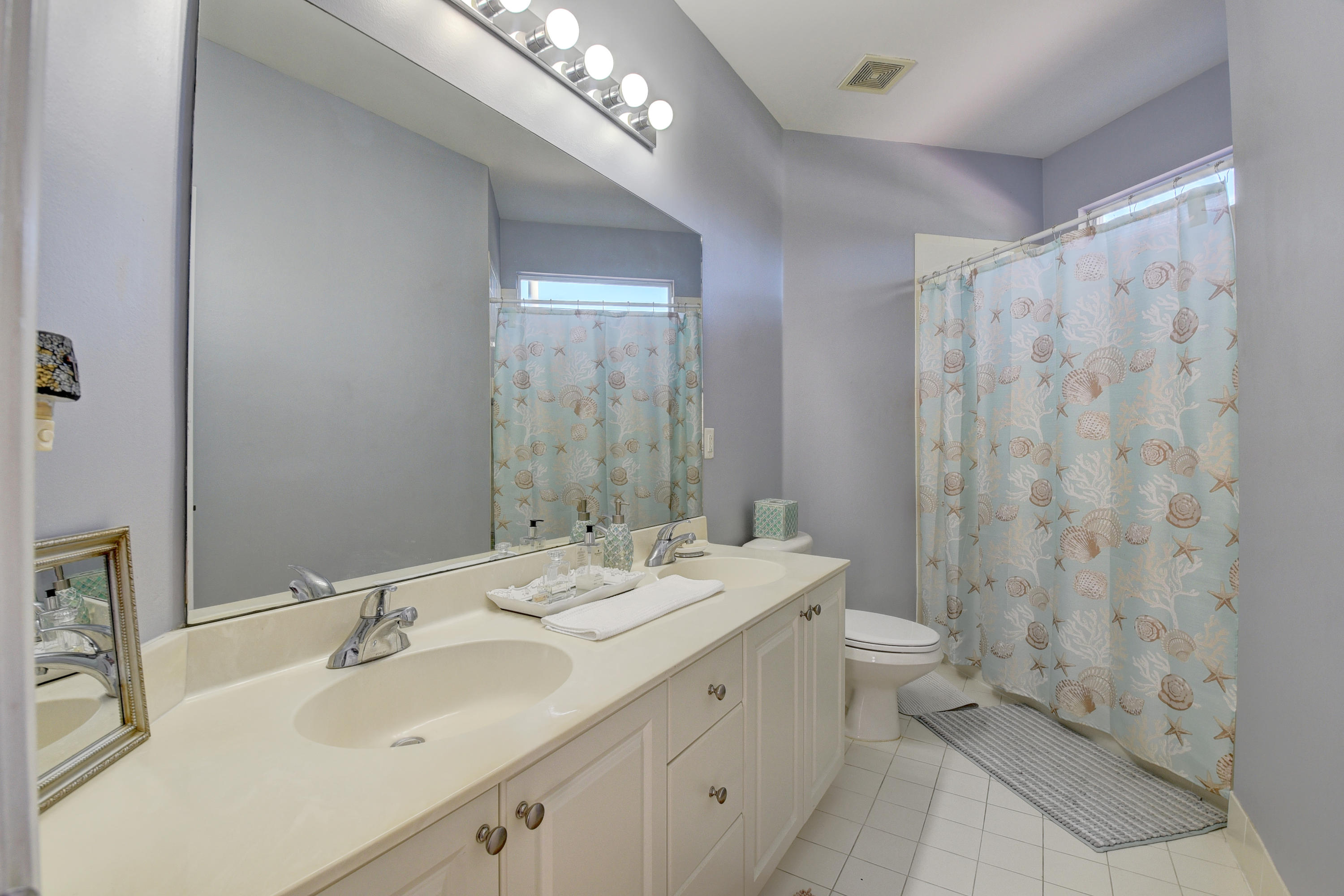 9652 Vineyard Court Boca Raton, FL 33428 - Photo 20 of 27 9652 Vineyard Ct bathroom up