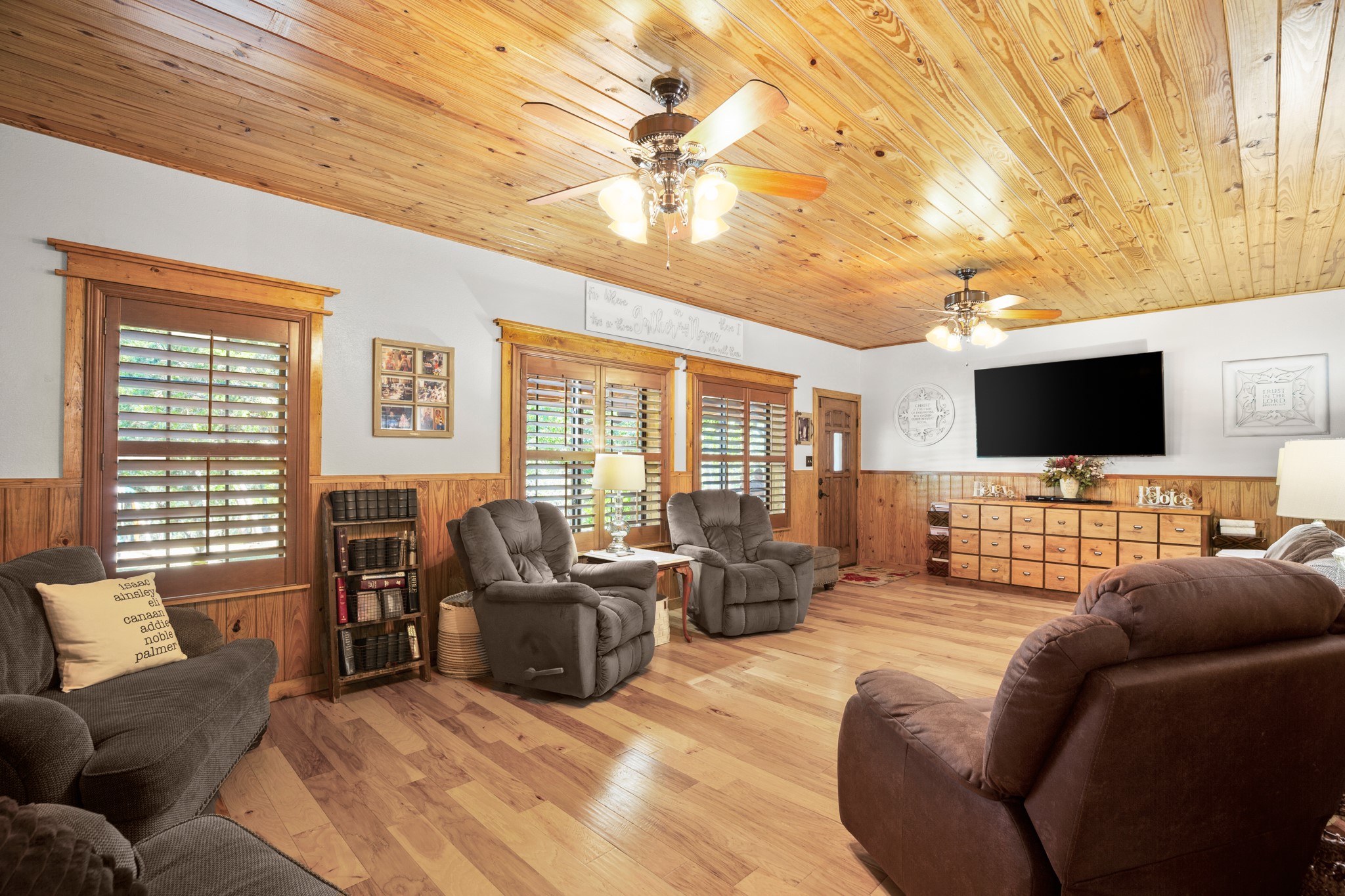 320 Pecan 3 Florence, TX 76527 - Photo 23 of 40 a living room with furniture a flat screen tv and a chandelier