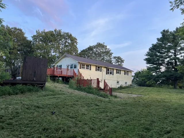 a view of a house with a yard