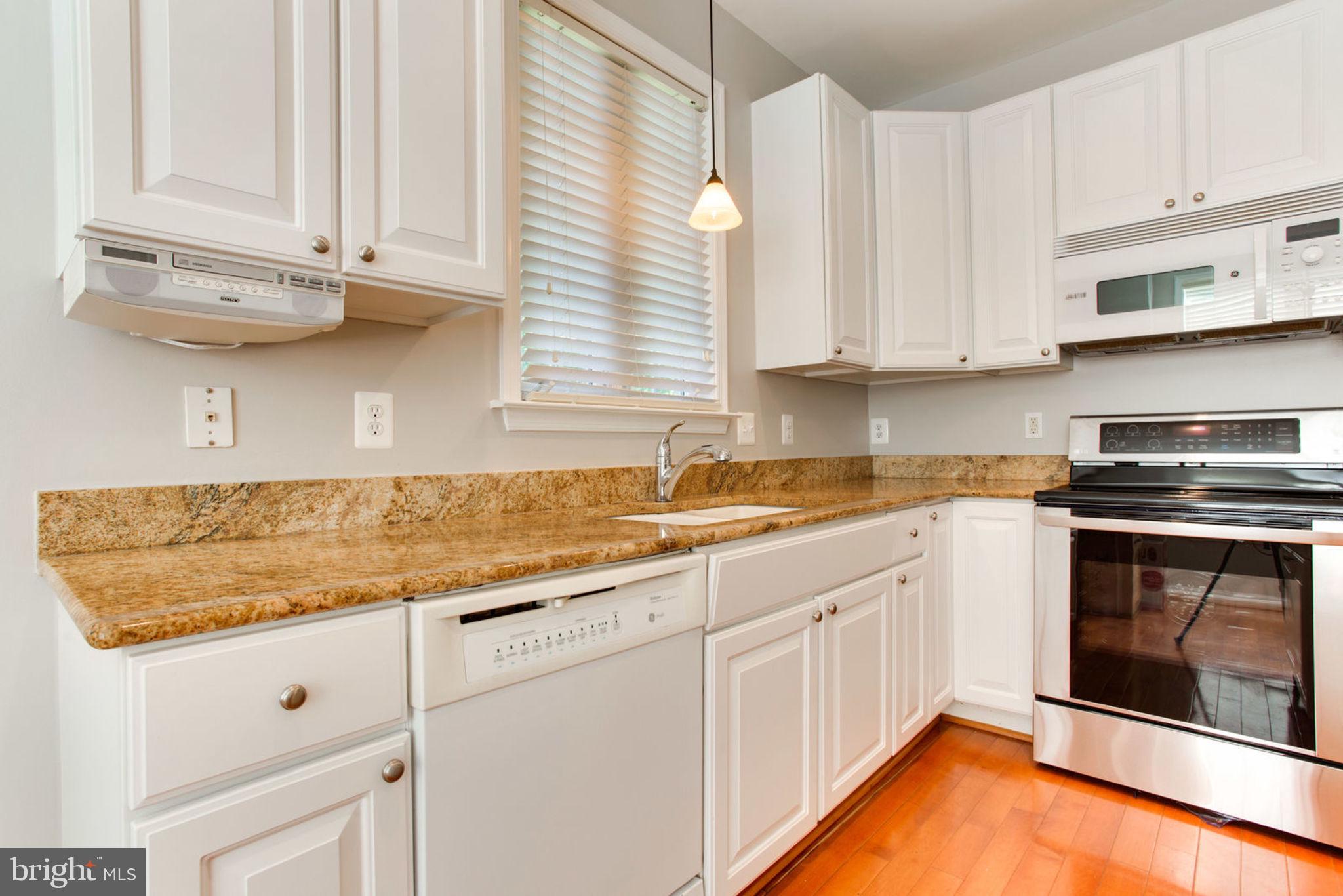 13550 Ryton Ridge Lane Gainesville, VA 20155 - Photo 7 of 46 Granite counter tops in kitchen