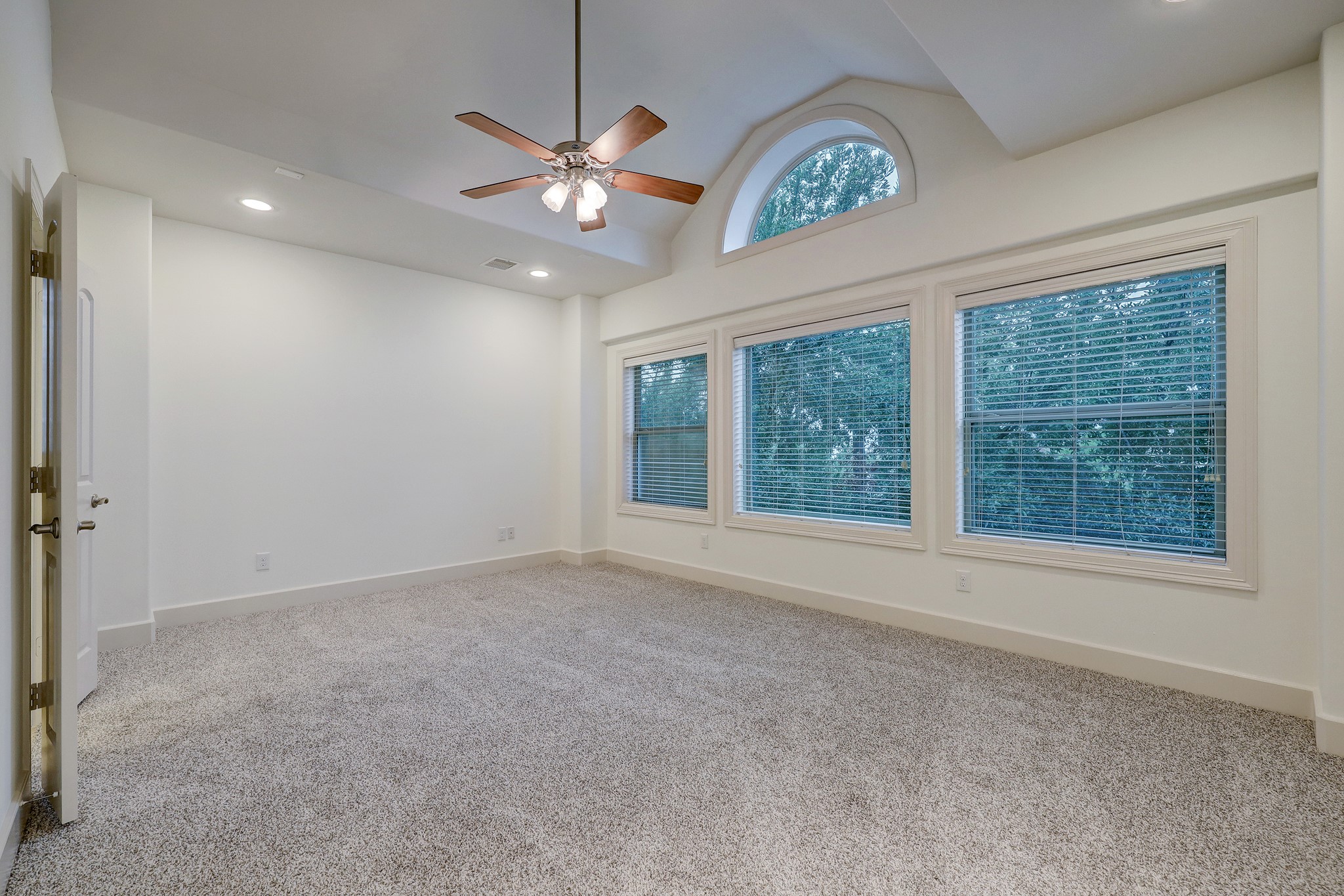 1805 Arbor Street Houston, TX 77004 - Photo 17 of 25 an empty room with chandelier fan and windows