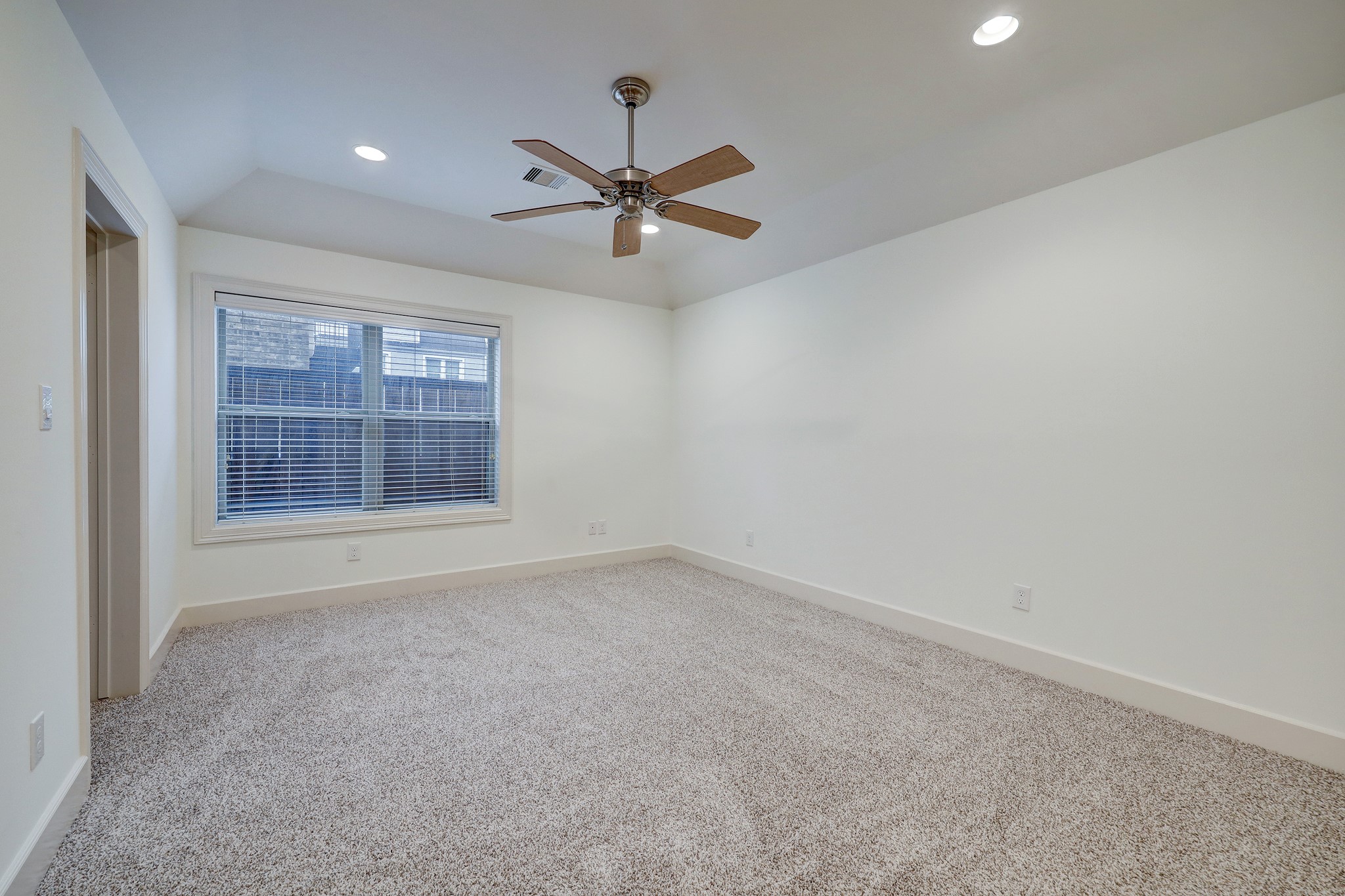 1805 Arbor Street Houston, TX 77004 - Photo 7 of 25 an empty room with windows and fan
