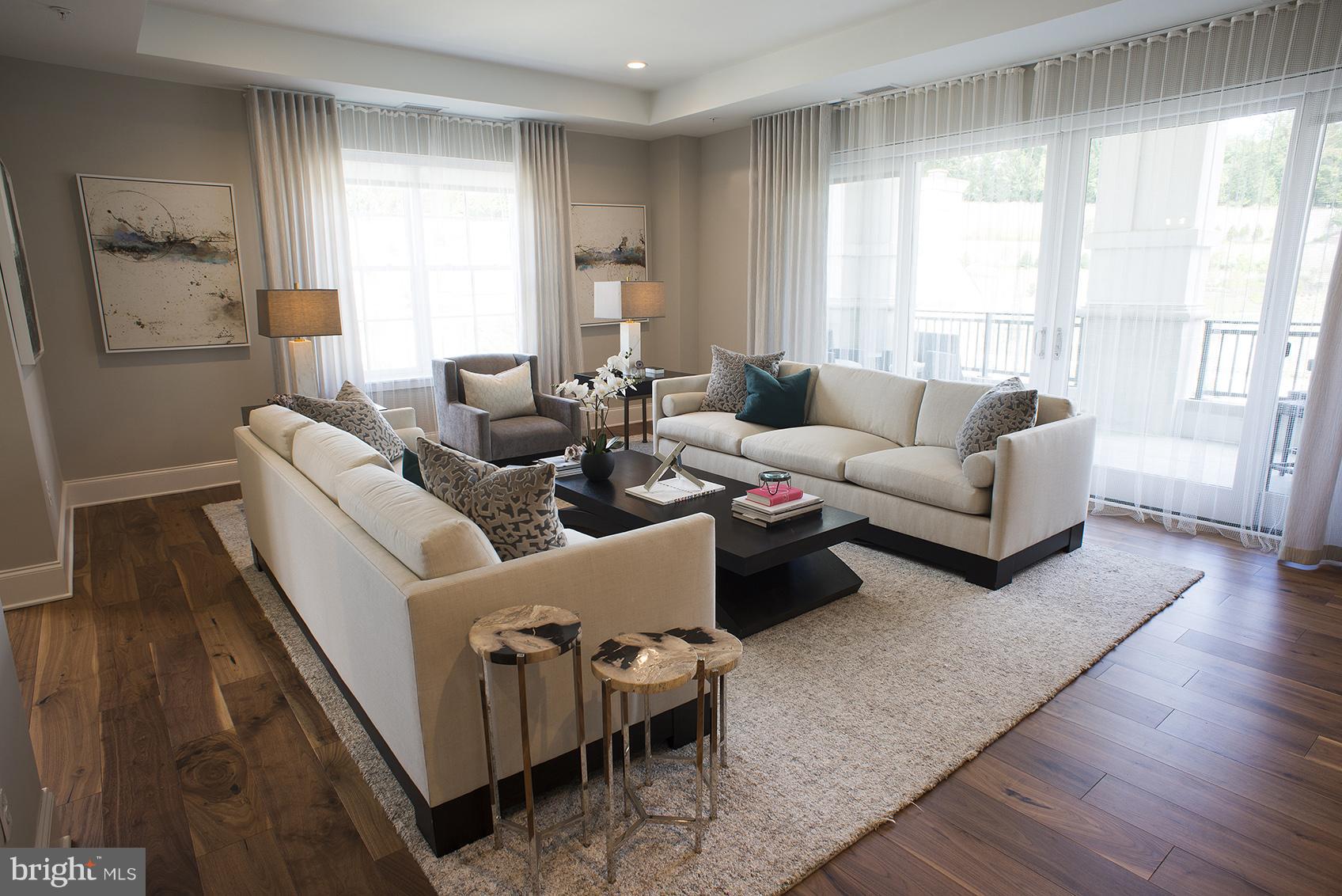 8111 River Road Bethesda, MD 20817 - Photo 5 of 30 Living Room
